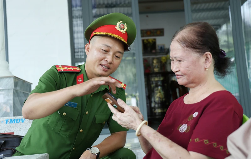 Công an phường “cửa ngõ” tỉnh An Giang ứng dụng Zalo trong phòng, chống tội phạm Công an phường “cửa ngõ” tỉnh An Giang ứng dụng Zalo trong phòng, chống tội phạm