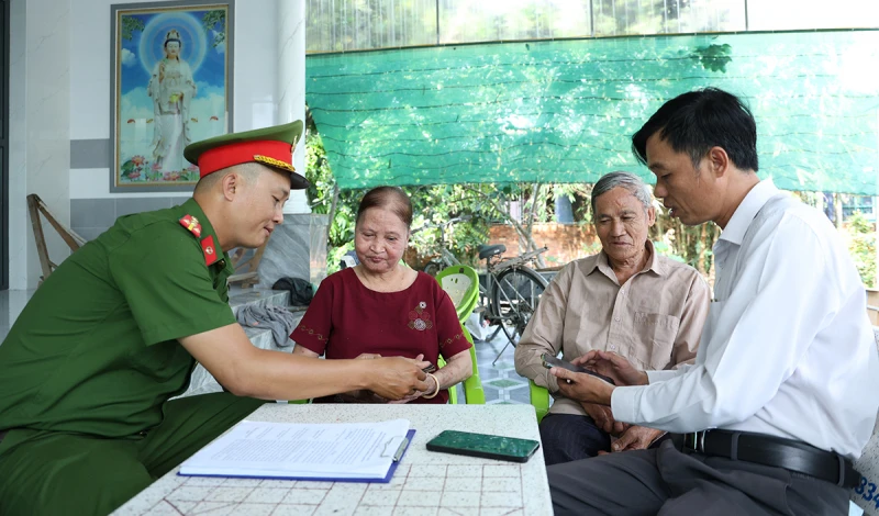 Công an phường “cửa ngõ” tỉnh An Giang ứng dụng Zalo trong phòng, chống tội phạm Công an phường “cửa ngõ” tỉnh An Giang ứng dụng Zalo trong phòng, chống tội phạm