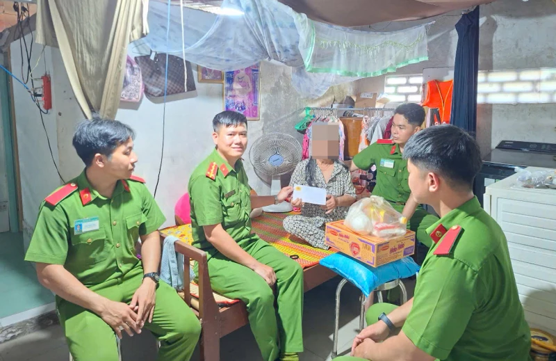 Công an phường đồng hành với người hoàn lương để ổn định cuộc sống Công an phường đồng hành với người hoàn lương để ổn định cuộc sống
