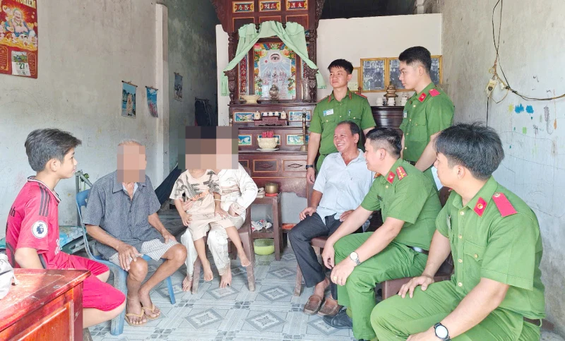 Công an phường đồng hành với người hoàn lương để ổn định cuộc sống Công an phường đồng hành với người hoàn lương để ổn định cuộc sống