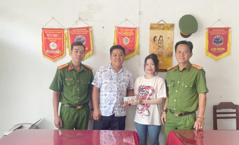 Công an phường hỗ trợ người dân nhận lại trên 79 triệu đồng chuyển nhầm Công an phường hỗ trợ người dân nhận lại trên 79 triệu đồng chuyển nhầm