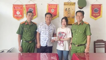 Công an phường hỗ trợ người dân nhận lại trên 79 triệu đồng chuyển nhầm