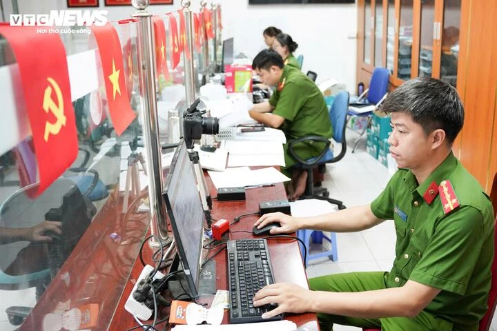 Công an phường Ngọc Hà duy trì tiếp dân tới 22h phục vụ gần 100 . 000 Dân Công an phường Ngọc Hà duy trì tiếp dân tới 22h phục vụ gần 100 . 000 Dân