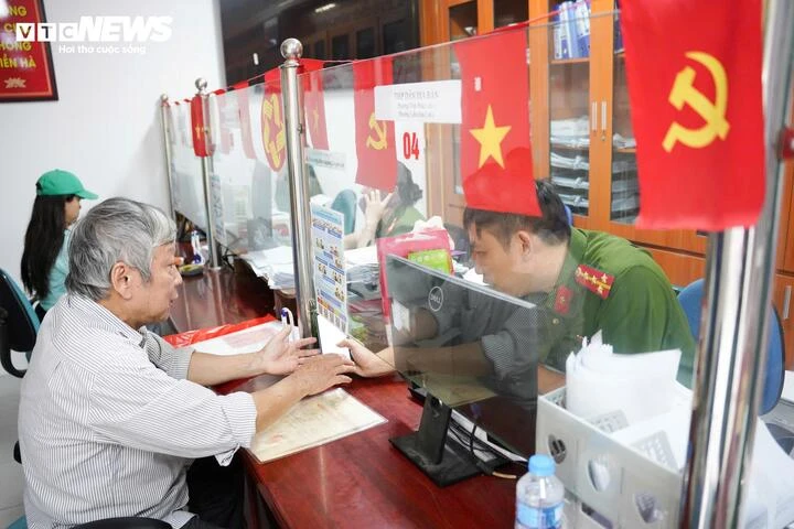 Công an phường Ngọc Hà duy trì tiếp dân tới 22h phục vụ gần 100 . 000 Dân Công an phường Ngọc Hà duy trì tiếp dân tới 22h phục vụ gần 100 . 000 Dân