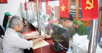 Công an phường Ngọc Hà duy trì tiếp dân tới 22h phục vụ gần 100 . 000 Dân