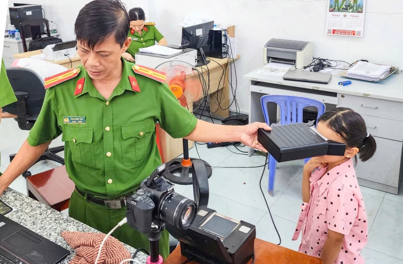 Công an phường ở Cần Thơ cấp căn cước, định danh điện tử cho người dân xuyên lễ Công an phường ở Cần Thơ cấp căn cước, định danh điện tử cho người dân xuyên lễ