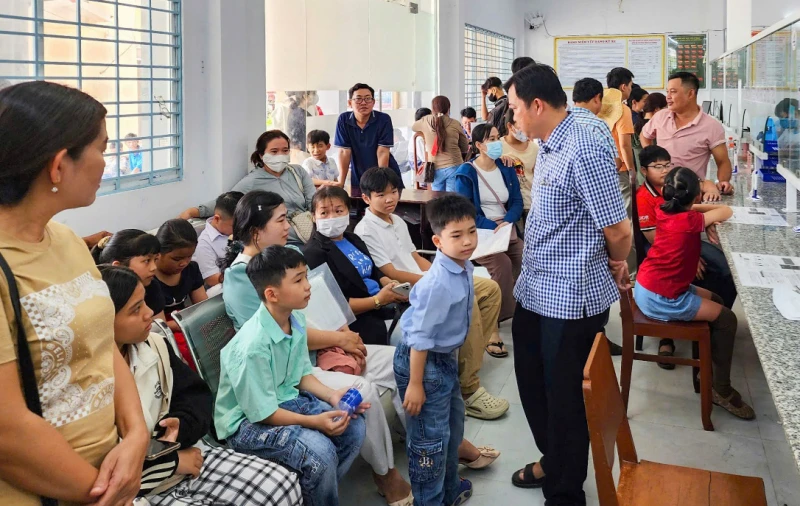 Công an phường ở Cần Thơ cấp căn cước, định danh điện tử cho người dân xuyên lễ Công an phường ở Cần Thơ cấp căn cước, định danh điện tử cho người dân xuyên lễ