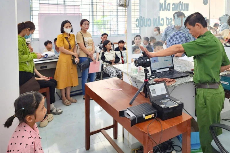 Công an phường ở Cần Thơ cấp căn cước, định danh điện tử cho người dân xuyên lễ Công an phường ở Cần Thơ cấp căn cước, định danh điện tử cho người dân xuyên lễ