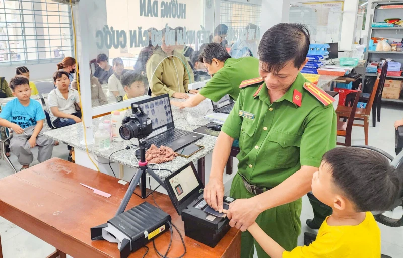 Công an phường ở Cần Thơ cấp căn cước, định danh điện tử cho người dân xuyên lễ Công an phường ở Cần Thơ cấp căn cước, định danh điện tử cho người dân xuyên lễ