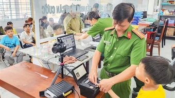 Công an phường ở Cần Thơ cấp căn cước, định danh điện tử cho người dân xuyên lễ
