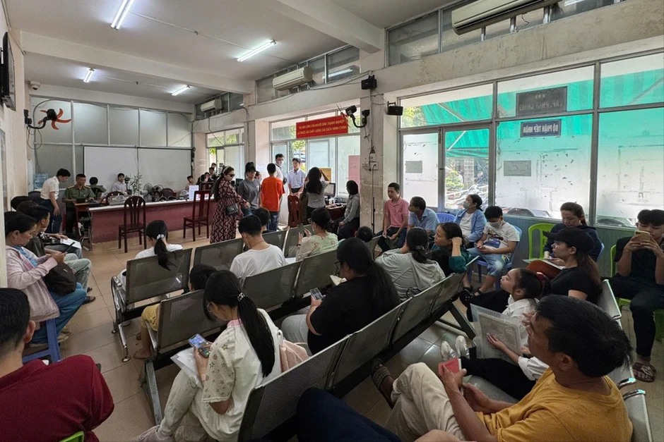 Công an phường Tân Sơn Nhất làm việc xuyên lễ cấp căn cước cho học sinh Công an phường Tân Sơn Nhất làm việc xuyên lễ cấp căn cước cho học sinh