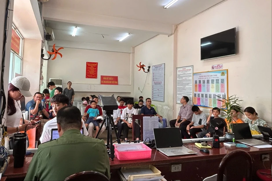 Công an phường Tân Sơn Nhất làm việc xuyên lễ cấp căn cước cho học sinh Công an phường Tân Sơn Nhất làm việc xuyên lễ cấp căn cước cho học sinh