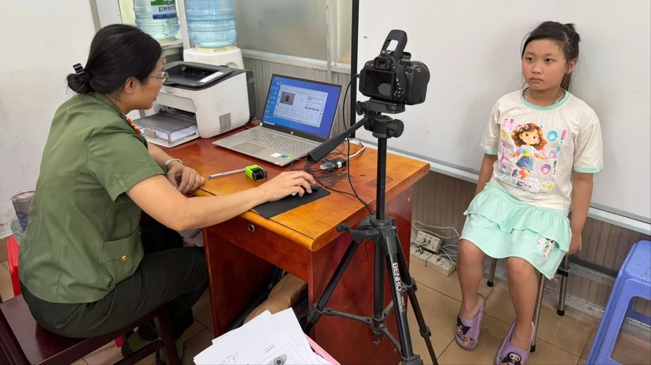 Công an phường Tân Sơn Nhất làm việc xuyên lễ cấp căn cước cho học sinh Công an phường Tân Sơn Nhất làm việc xuyên lễ cấp căn cước cho học sinh