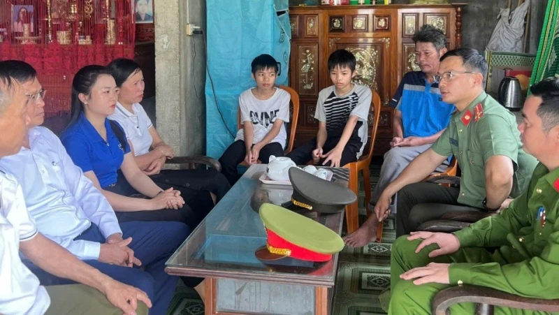 Công an Quảng Trị gần dân, sát dân bằng những việc làm thiết thực Công an Quảng Trị gần dân, sát dân bằng những việc làm thiết thực