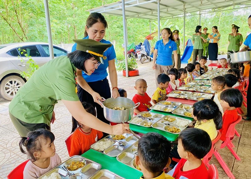 Công an Quảng Trị gần dân, sát dân bằng những việc làm thiết thực Công an Quảng Trị gần dân, sát dân bằng những việc làm thiết thực