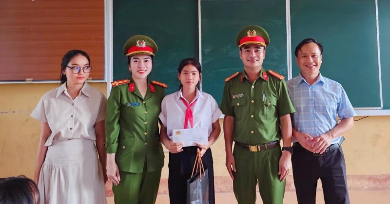 Công an Quảng Trị gần dân, sát dân bằng những việc làm thiết thực Công an Quảng Trị gần dân, sát dân bằng những việc làm thiết thực