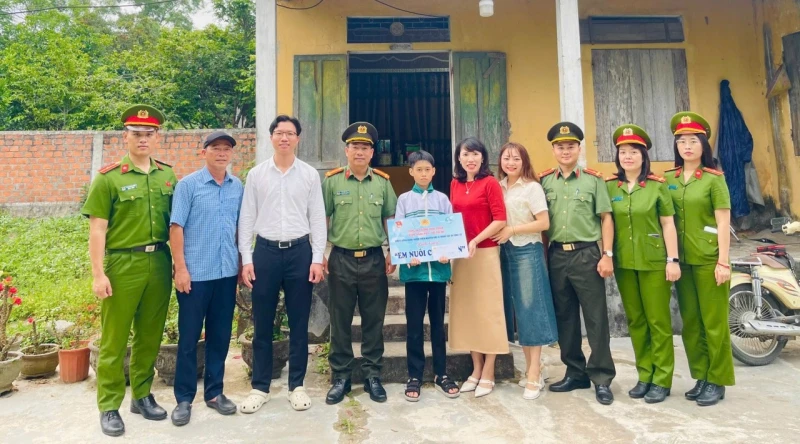 Công an Quảng Trị gần dân, sát dân bằng những việc làm thiết thực Công an Quảng Trị gần dân, sát dân bằng những việc làm thiết thực