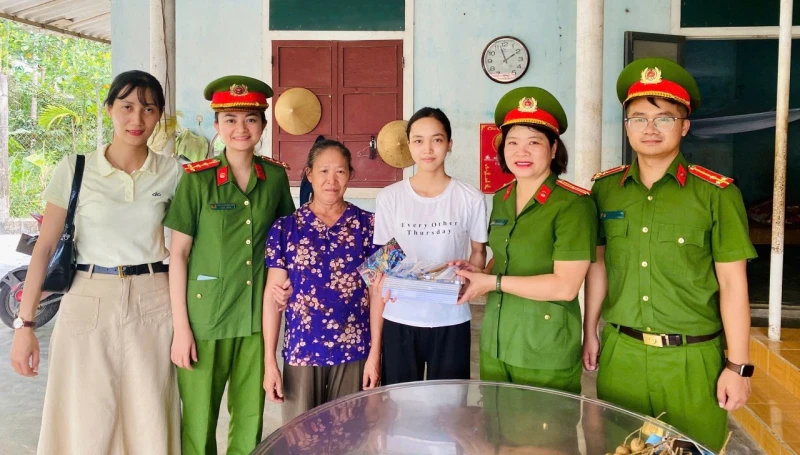 Công an Quảng Trị gần dân, sát dân bằng những việc làm thiết thực Công an Quảng Trị gần dân, sát dân bằng những việc làm thiết thực