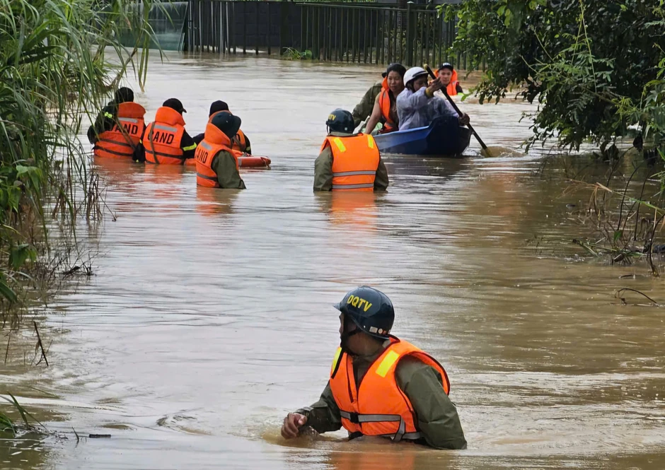 Công an sơ tán 16 người bị kẹt giữa vùng ngập ở Bảo Lộc Công an sơ tán 16 người bị kẹt giữa vùng ngập ở Bảo Lộc