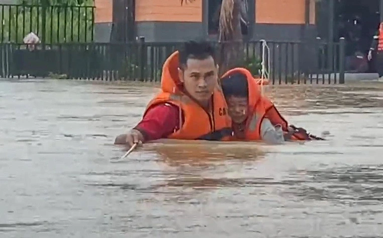 Công an sơ tán 16 người bị kẹt giữa vùng ngập ở Bảo Lộc Công an sơ tán 16 người bị kẹt giữa vùng ngập ở Bảo Lộc
