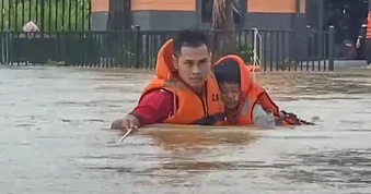 Công an sơ tán 16 người bị kẹt giữa vùng ngập ở Bảo Lộc
