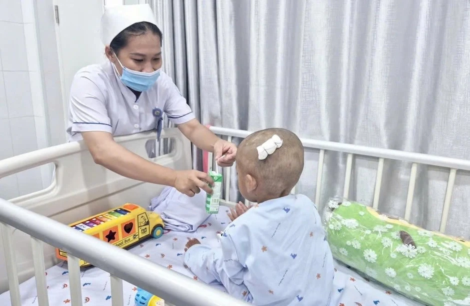 Công an tìm 5 người thân liên quan vụ bé trai 2 tuổi bị bạo hành Công an tìm 5 người thân liên quan vụ bé trai 2 tuổi bị bạo hành