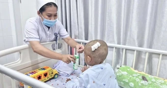 Công an tìm 5 người thân liên quan vụ bé trai 2 tuổi bị bạo hành