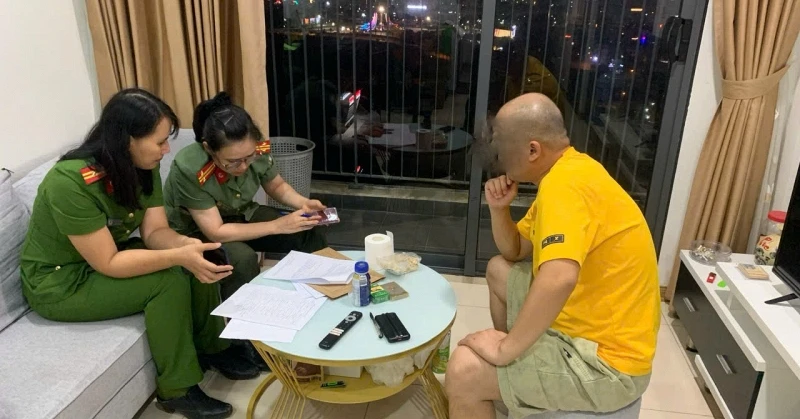 Công an tìm ra danh tính tài xế ô tô Ford đẩy cảnh sát giao thông để bỏ chạy Công an tìm ra danh tính tài xế ô tô Ford đẩy cảnh sát giao thông để bỏ chạy