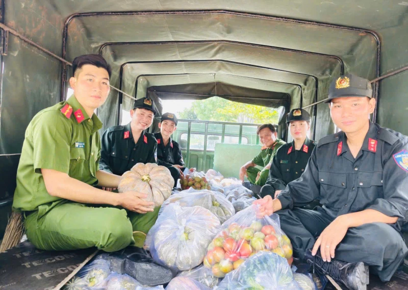 Công an tỉnh Cà Mau chung tay hỗ trợ nông dân tiêu thụ nông sản Công an tỉnh Cà Mau chung tay hỗ trợ nông dân tiêu thụ nông sản
