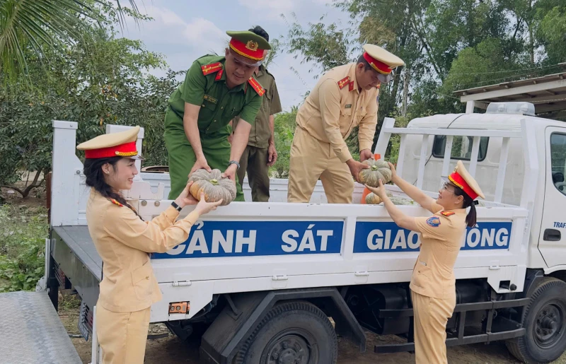 Công an tỉnh Cà Mau chung tay hỗ trợ nông dân tiêu thụ nông sản Công an tỉnh Cà Mau chung tay hỗ trợ nông dân tiêu thụ nông sản