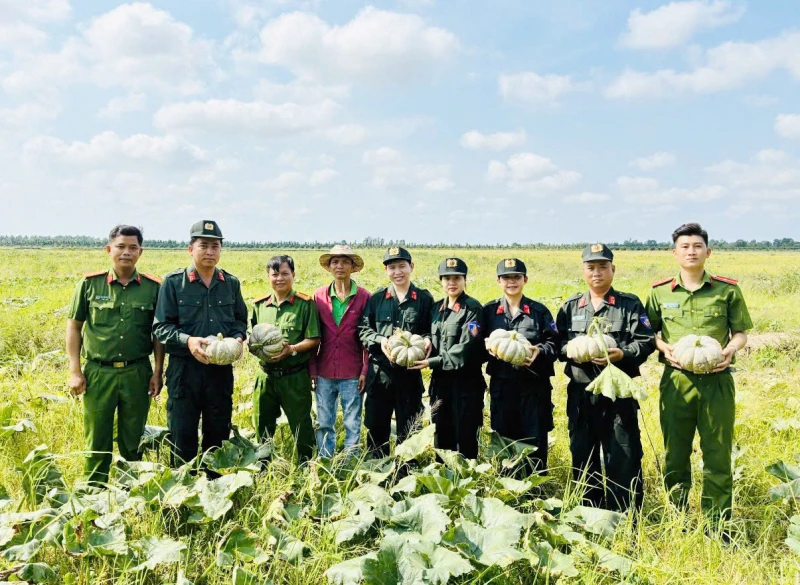 Công an tỉnh Cà Mau chung tay hỗ trợ nông dân tiêu thụ nông sản Công an tỉnh Cà Mau chung tay hỗ trợ nông dân tiêu thụ nông sản