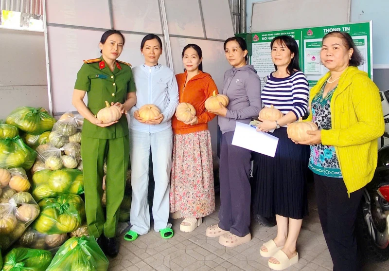 Công an tỉnh Cà Mau chung tay hỗ trợ nông dân tiêu thụ nông sản Công an tỉnh Cà Mau chung tay hỗ trợ nông dân tiêu thụ nông sản