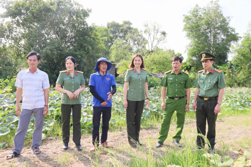 Công an tỉnh Cà Mau chung tay hỗ trợ nông dân tiêu thụ nông sản Công an tỉnh Cà Mau chung tay hỗ trợ nông dân tiêu thụ nông sản