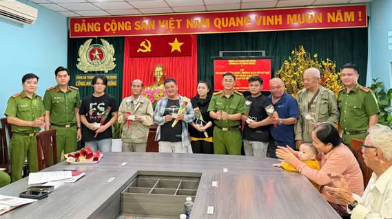 Công an TP Hồ Chí Minh: Mang niềm vui, trao tấm giấy thông hành cuộc đời cho người yếu thế Công an TP Hồ Chí Minh: Mang niềm vui, trao tấm giấy thông hành cuộc đời cho người yếu thế