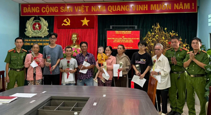Công an TP Hồ Chí Minh: Mang niềm vui, trao tấm giấy thông hành cuộc đời cho người yếu thế Công an TP Hồ Chí Minh: Mang niềm vui, trao tấm giấy thông hành cuộc đời cho người yếu thế