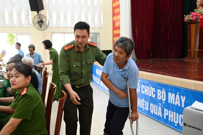Công an TP Hồ Chí Minh: Mang niềm vui, trao tấm giấy thông hành cuộc đời cho người yếu thế Công an TP Hồ Chí Minh: Mang niềm vui, trao tấm giấy thông hành cuộc đời cho người yếu thế