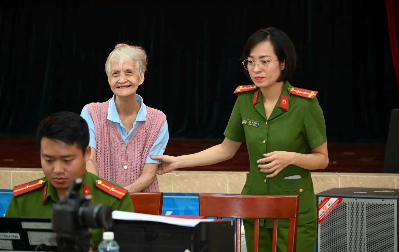 Công an TP Hồ Chí Minh: Mang niềm vui, trao tấm giấy thông hành cuộc đời cho người yếu thế Công an TP Hồ Chí Minh: Mang niềm vui, trao tấm giấy thông hành cuộc đời cho người yếu thế