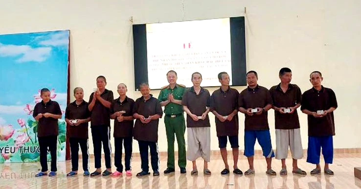 Công an TP Hồ Chí Minh: Mang niềm vui, trao tấm giấy thông hành cuộc đời cho người yếu thế Công an TP Hồ Chí Minh: Mang niềm vui, trao tấm giấy thông hành cuộc đời cho người yếu thế