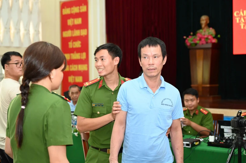 Công an TP Hồ Chí Minh: Mang niềm vui, trao tấm giấy thông hành cuộc đời cho người yếu thế Công an TP Hồ Chí Minh: Mang niềm vui, trao tấm giấy thông hành cuộc đời cho người yếu thế