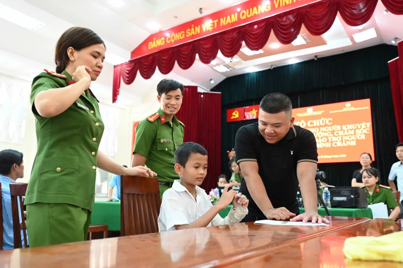 Công an TP Hồ Chí Minh: Mang niềm vui, trao tấm giấy thông hành cuộc đời cho người yếu thế Công an TP Hồ Chí Minh: Mang niềm vui, trao tấm giấy thông hành cuộc đời cho người yếu thế