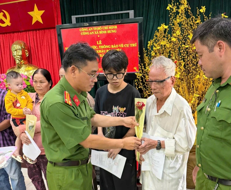 Công an TP Hồ Chí Minh: Mang niềm vui, trao tấm giấy thông hành cuộc đời cho người yếu thế Công an TP Hồ Chí Minh: Mang niềm vui, trao tấm giấy thông hành cuộc đời cho người yếu thế