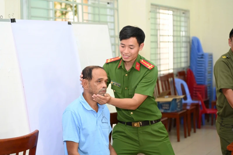 Công an TP Hồ Chí Minh: Mang niềm vui, trao tấm giấy thông hành cuộc đời cho người yếu thế Công an TP Hồ Chí Minh: Mang niềm vui, trao tấm giấy thông hành cuộc đời cho người yếu thế