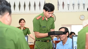 Công an TP Hồ Chí Minh: Mang niềm vui, trao tấm giấy thông hành cuộc đời cho người yếu thế