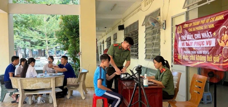 Công an TP Hồ Chí Minh tăng tốc cấp căn cước cho học sinh kịp kỳ thi