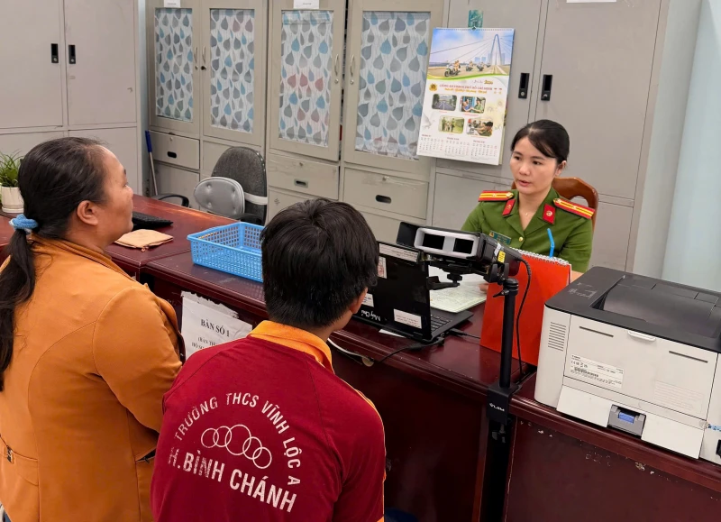Công an TP Hồ Chí Minh tăng tốc cấp căn cước cho học sinh kịp kỳ thi