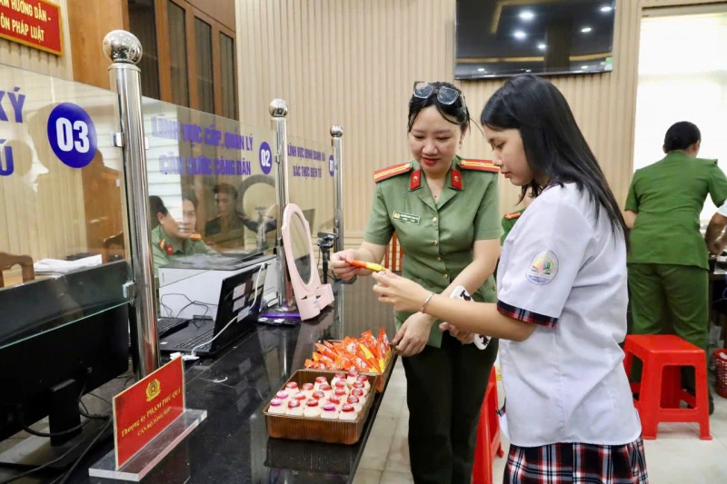 Công an TP Hồ Chí Minh tăng tốc cấp căn cước cho học sinh kịp kỳ thi