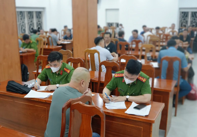 Công an TP Hồ Chí Minh tiếp nhận 33 công dân Việt Nam bị Hoa Kỳ trục xuất Công an TP Hồ Chí Minh tiếp nhận 33 công dân Việt Nam bị Hoa Kỳ trục xuất