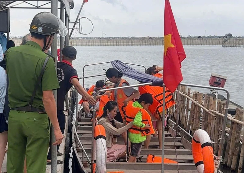 Công an TP Huế đảm bảo an toàn giao thông trên sông Hương và đầm phá Tam Giang
