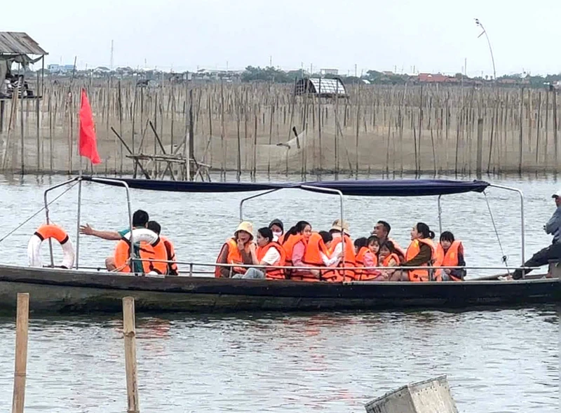Công an TP Huế đảm bảo an toàn giao thông trên sông Hương và đầm phá Tam Giang