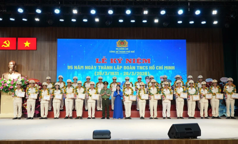 Công an TP Huế tuyên dương nhiều tập thể, cá nhân tiêu biểu trong phong trào thanh niên Công an TP Huế tuyên dương nhiều tập thể, cá nhân tiêu biểu trong phong trào thanh niên